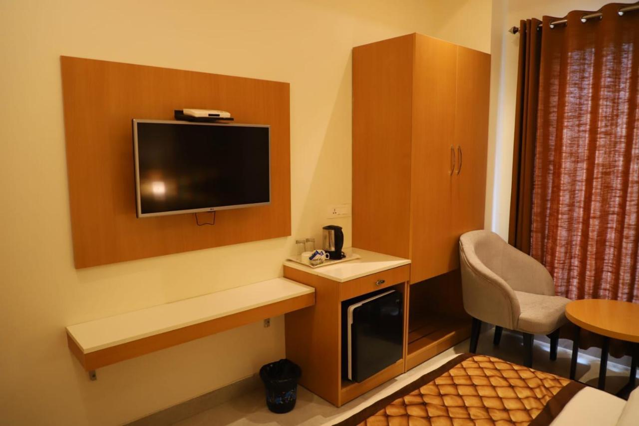 Ananda Castle Hotel Vrindavan Bagian luar foto