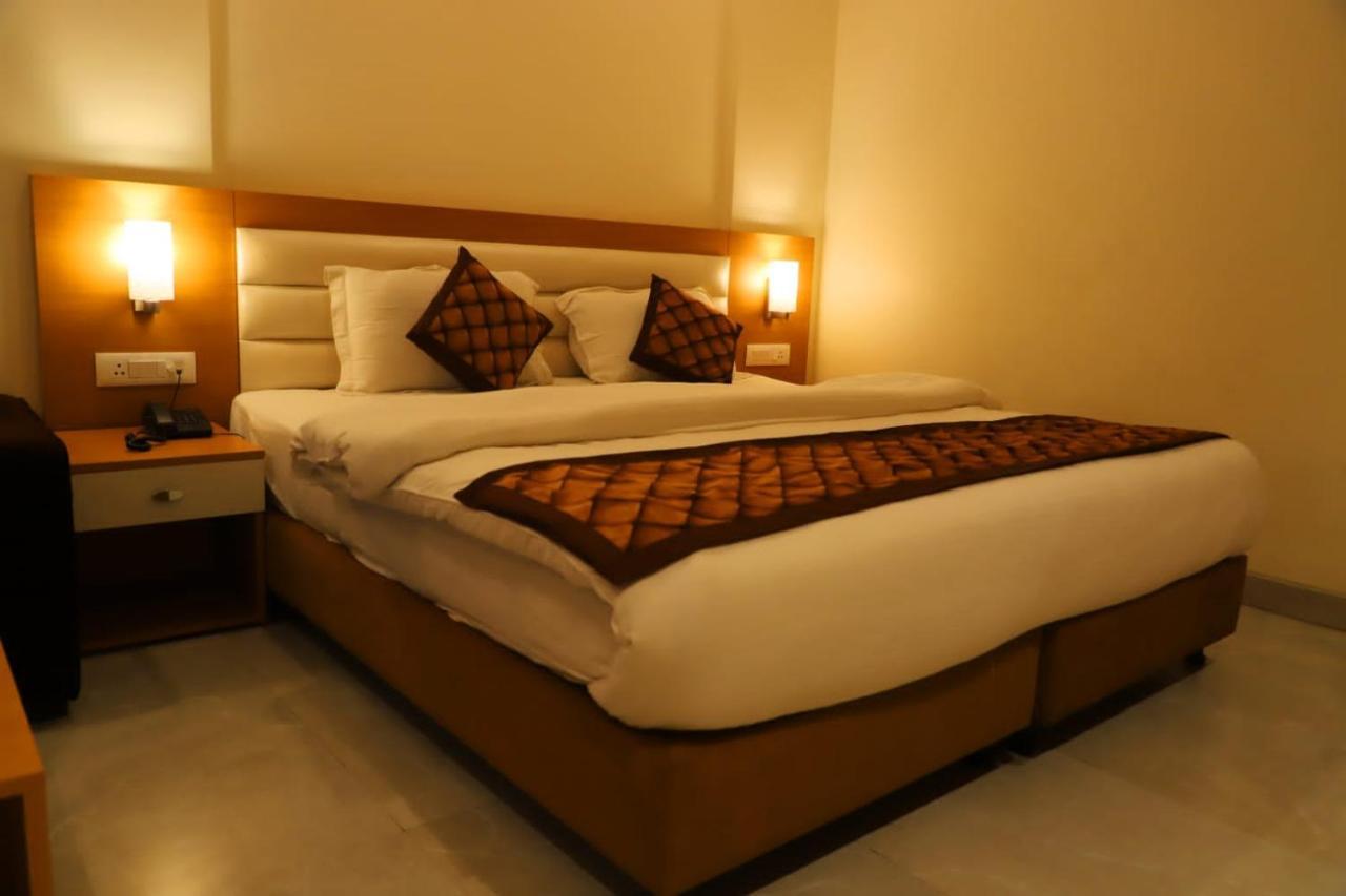 Ananda Castle Hotel Vrindavan Bagian luar foto