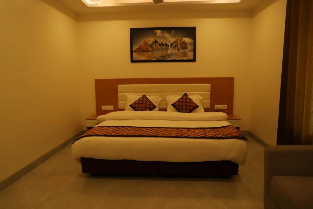 Ananda Castle Hotel Vrindavan Bagian luar foto