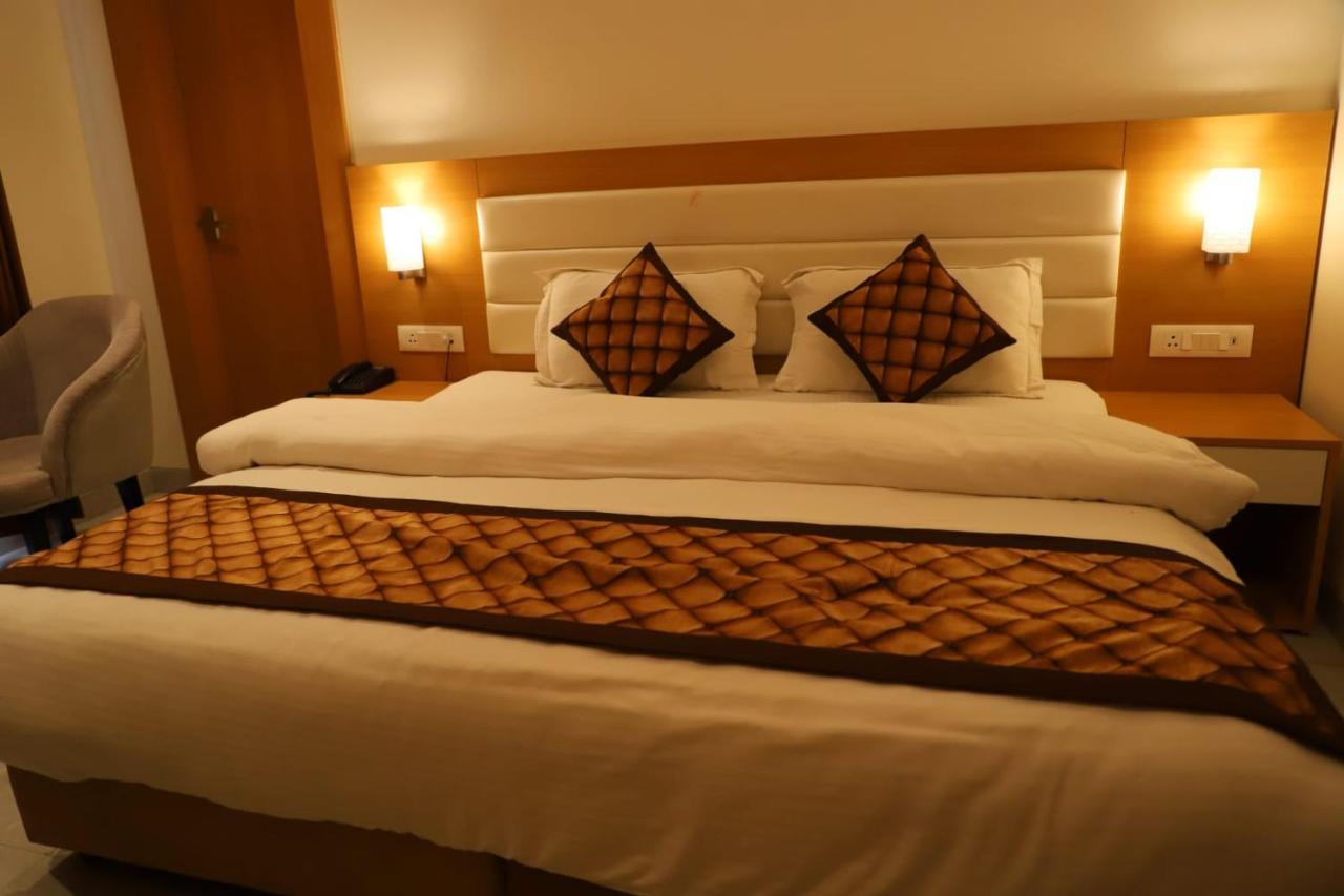 Ananda Castle Hotel Vrindavan Bagian luar foto