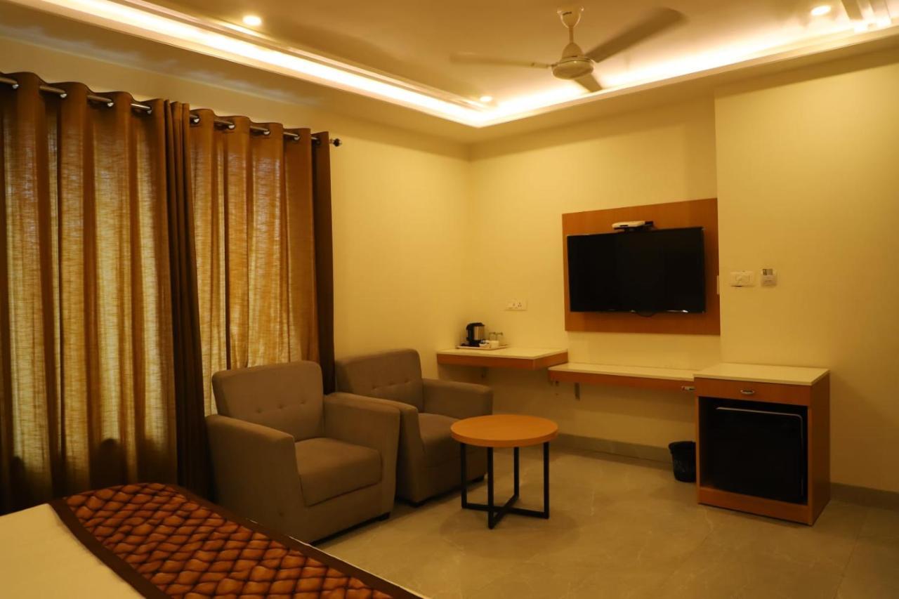 Ananda Castle Hotel Vrindavan Bagian luar foto
